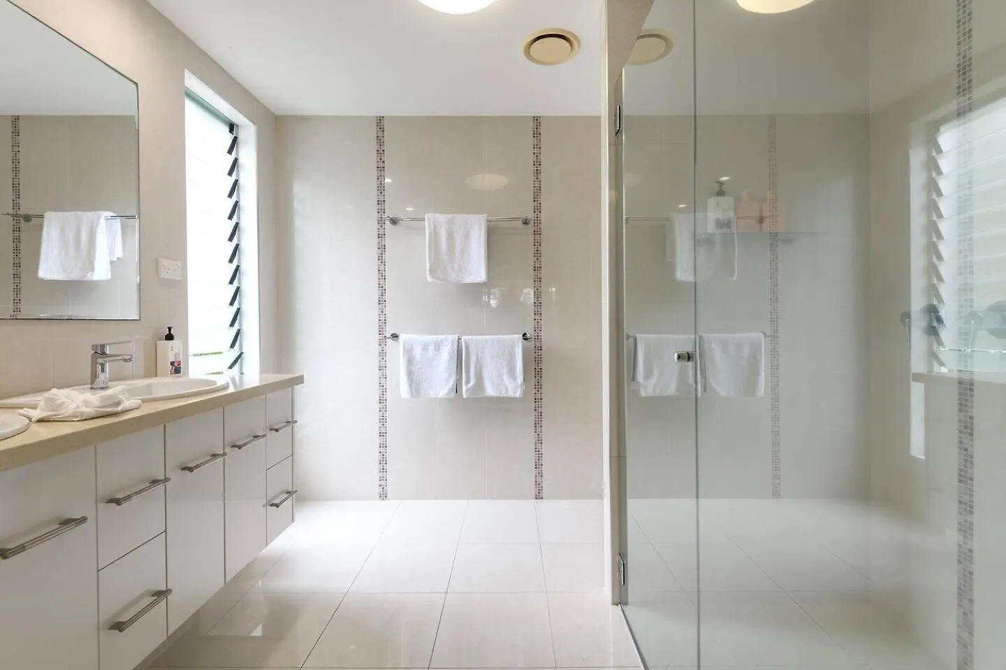 The Esplanade Escape - Your Ideal Beachfront Break بالم كوف شقة