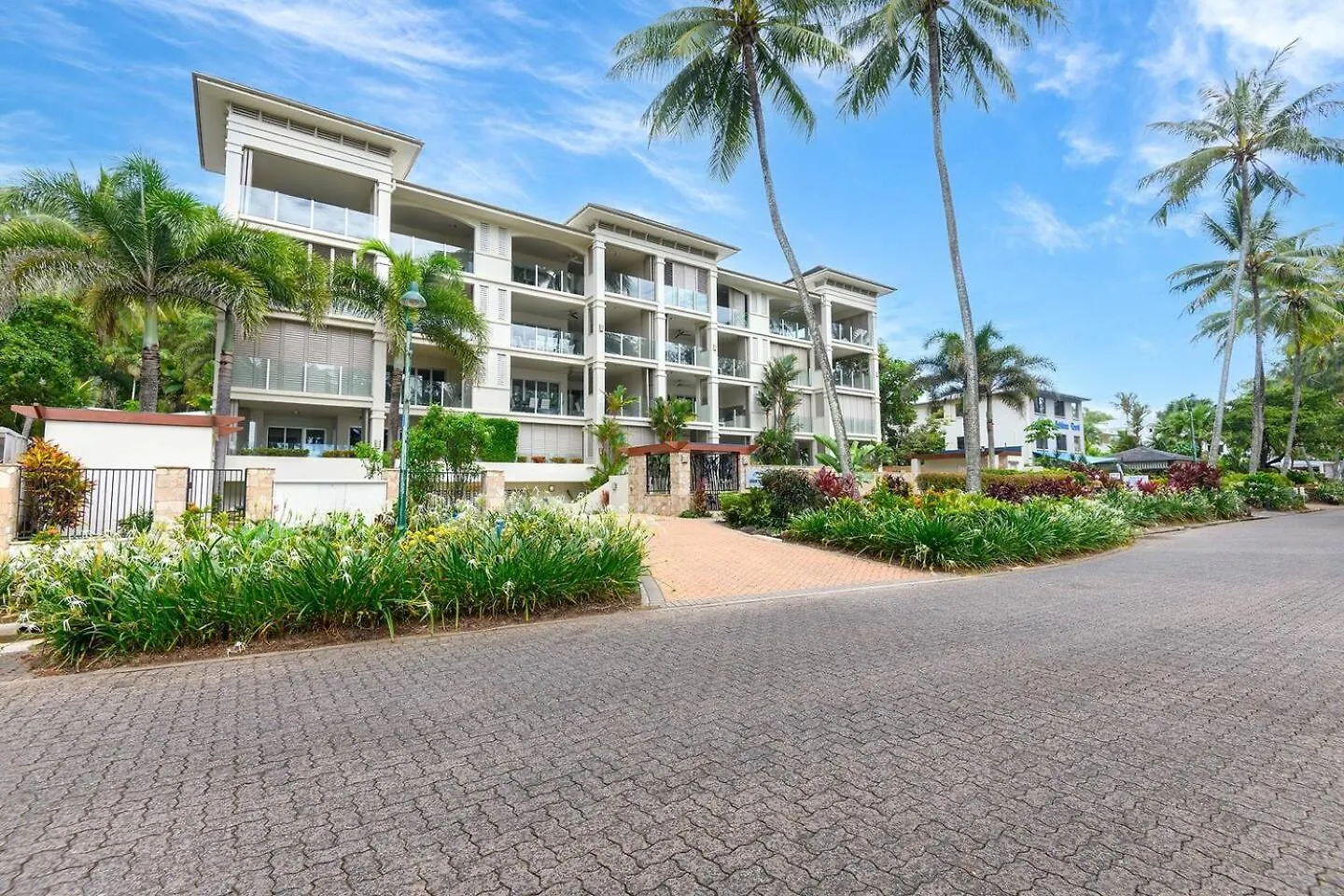 The Esplanade Escape - Your Ideal Beachfront Break Palm Cove Apartment