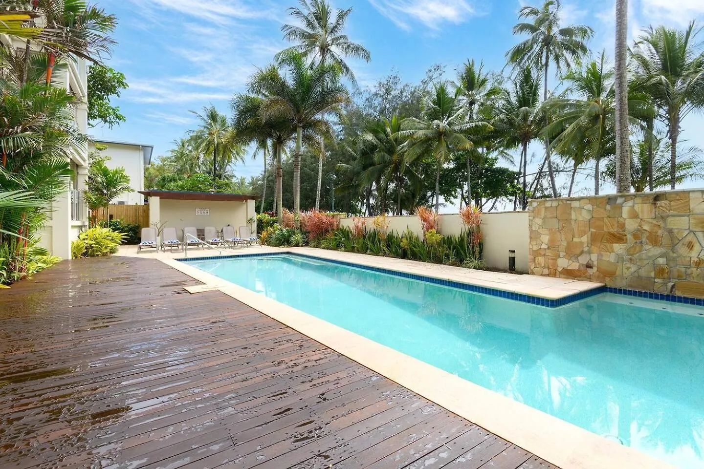 The Esplanade Escape - Your Ideal Beachfront Break Palm Cove Apartment