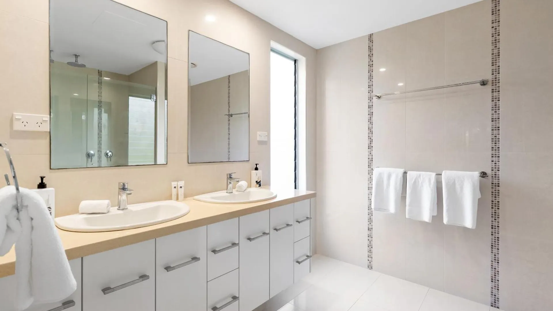 The Esplanade Escape - Your Ideal Beachfront Break بالم كوف 0*,  أستراليا