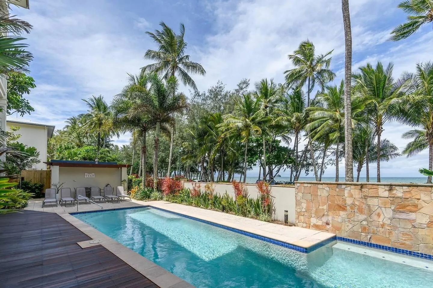 The Esplanade Escape - Your Ideal Beachfront Break Palm Cove