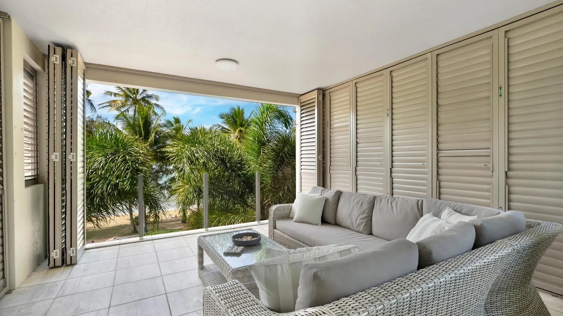 The Esplanade Escape - Your Ideal Beachfront Break Palm Cove